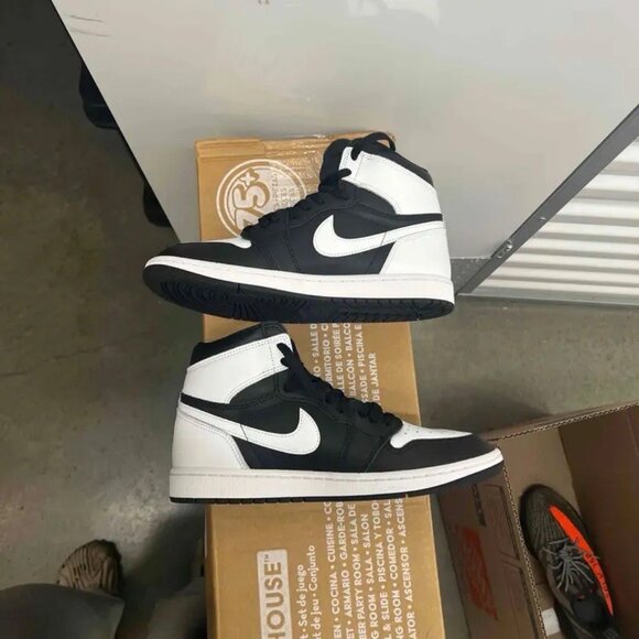 Air Jordan 1 Retro High OG 'Black White 2.0' DZ5485 010 Size 10 New With Defects - Picture 2 of 8